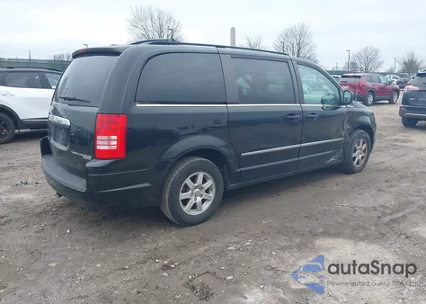 2010 Chrysler Town & Country Touring z USA, uszkodzony, nr VIN 2A4RR5D1XAR450155